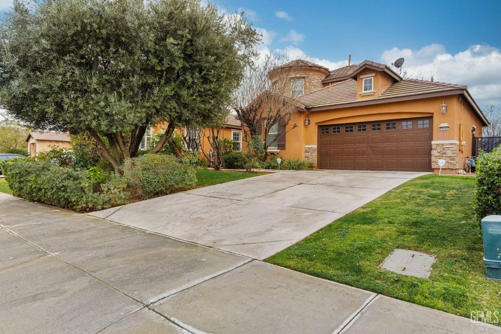 Photo of 5206 Village Green Lane, Bakersfield, CA 93306 (MLS # 202600915)