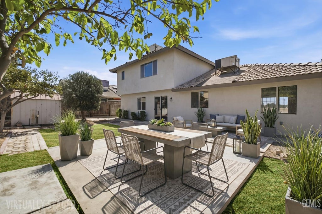Photo of 1827 5th Avenue, Delano, CA 93215 (MLS # 202609785)