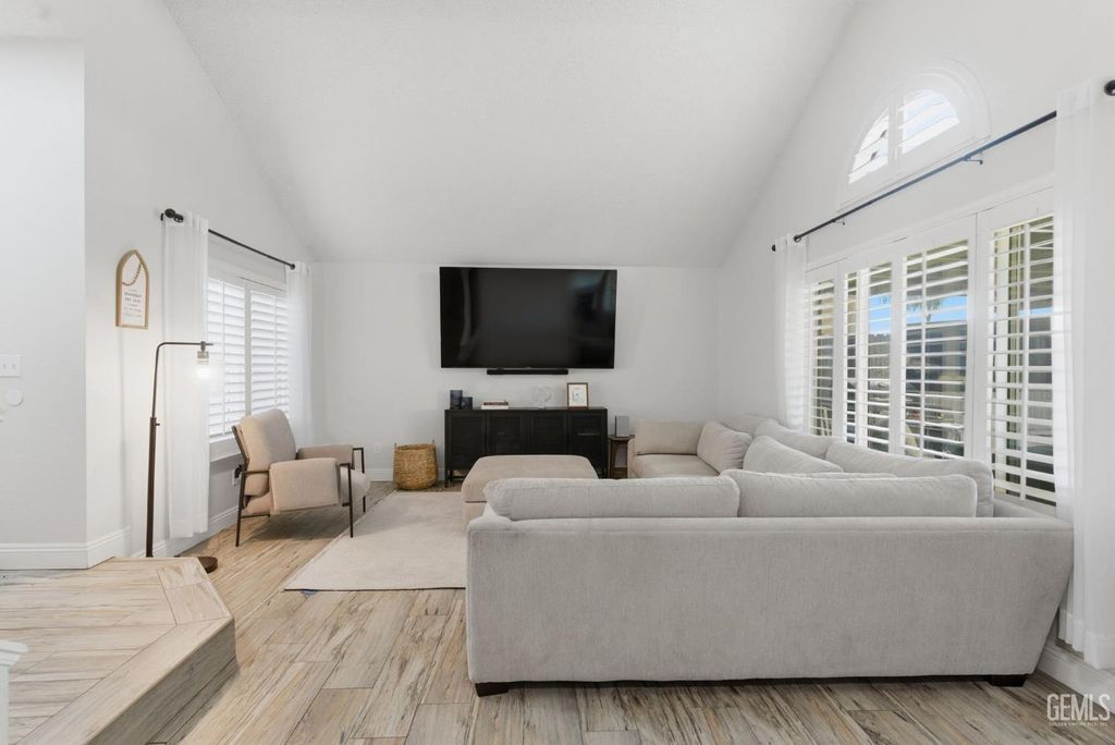 Photo of 5717 Willowcrest Street, Bakersfield, CA 93313 (MLS # 202600983)