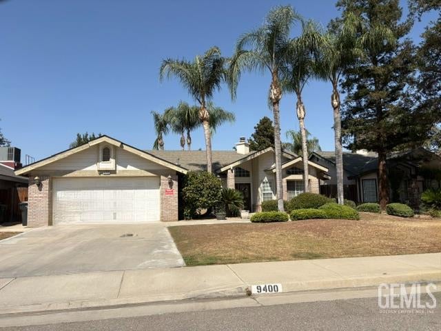 Photo of 9400 Foxglen Court, Bakersfield, CA 93312 (MLS # 202610304)