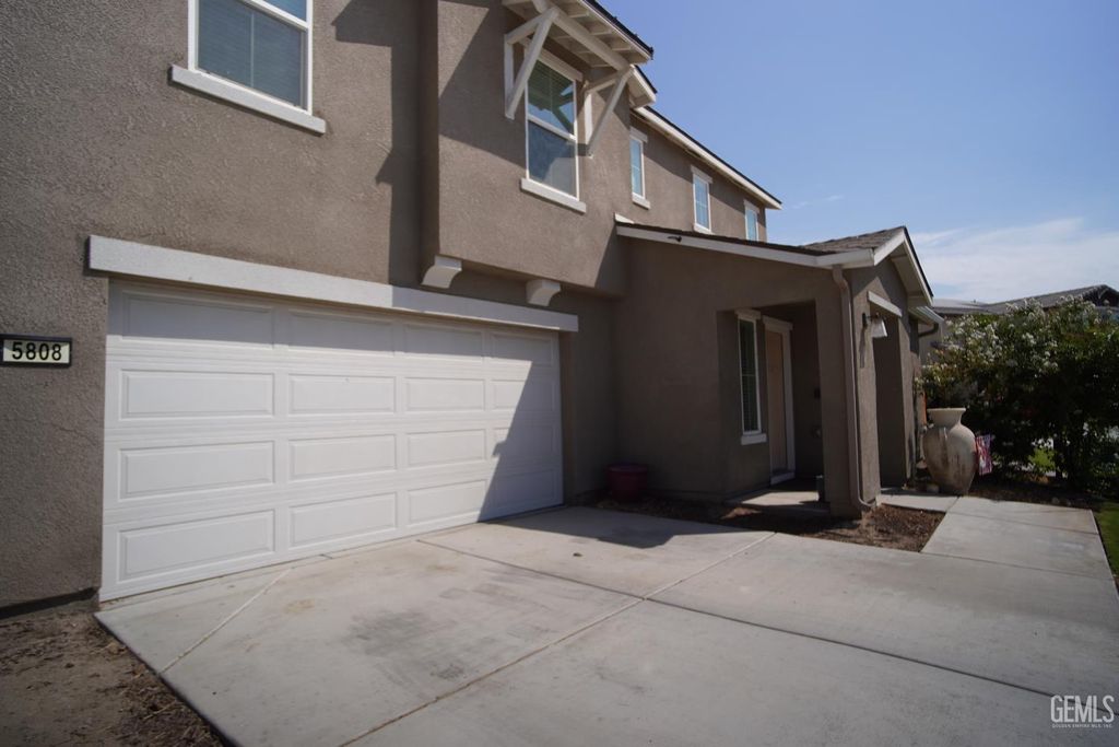 Photo of 5808 Esmerelda Avenue, Bakersfield, CA 93313 (MLS # 202510617)