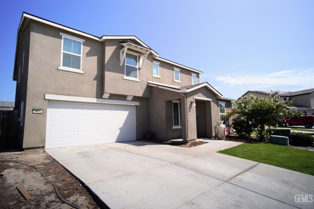 Photo of 5808 Esmerelda Avenue, Bakersfield, CA 93313 (MLS # 202510617)