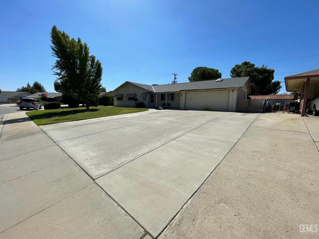 Photo of 917 Cherry Hills Drive, Bakersfield, CA 93309 (MLS # 202608643)