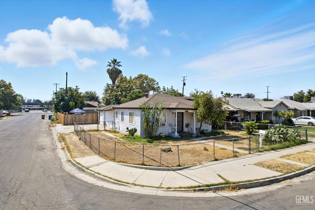 Photo of 1001 Wilson Avenue, Bakersfield, CA 93308 (MLS # 202510199)