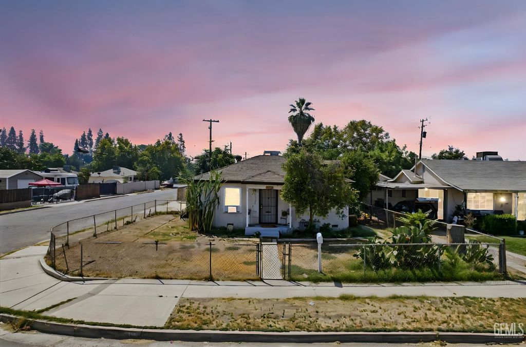 Photo of 1001 Wilson Avenue, Bakersfield, CA 93308 (MLS # 202510199)