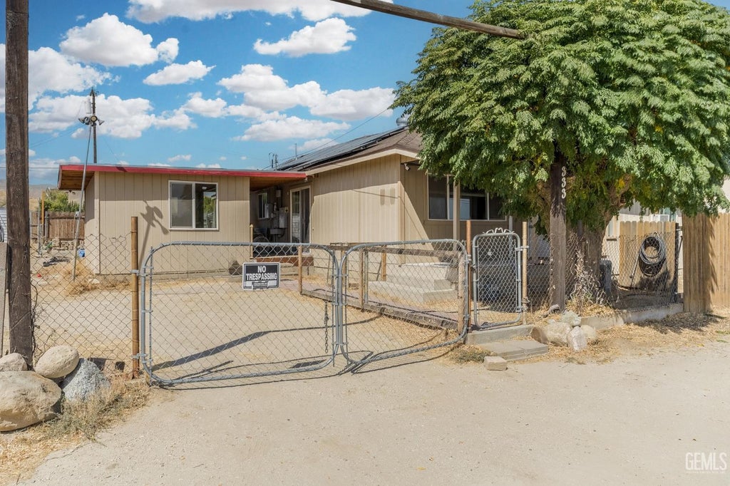 Photo of 333 Broadway Avenue, Maricopa, CA 93252 (MLS # 202610218)
