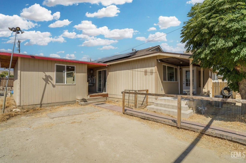 Photo of 333 Broadway Avenue, Maricopa, CA 93252 (MLS # 202610218)