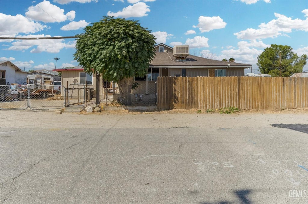 Photo of 333 Broadway Avenue, Maricopa, CA 93252 (MLS # 202610218)