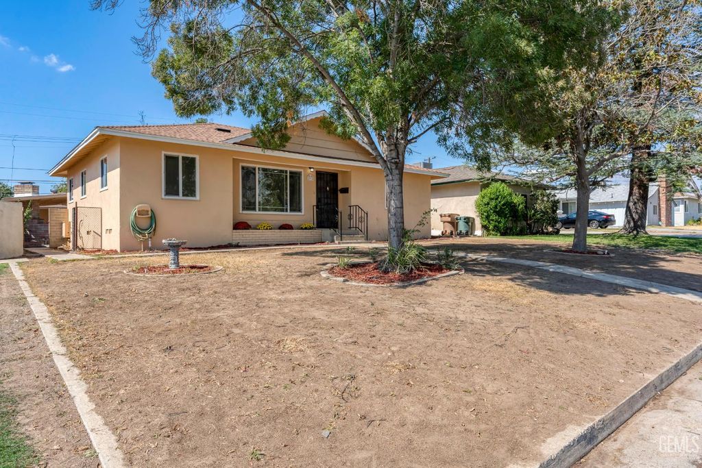 Photo of 2918 Dartmouth Street, Bakersfield, CA 93305 (MLS # 202511090)