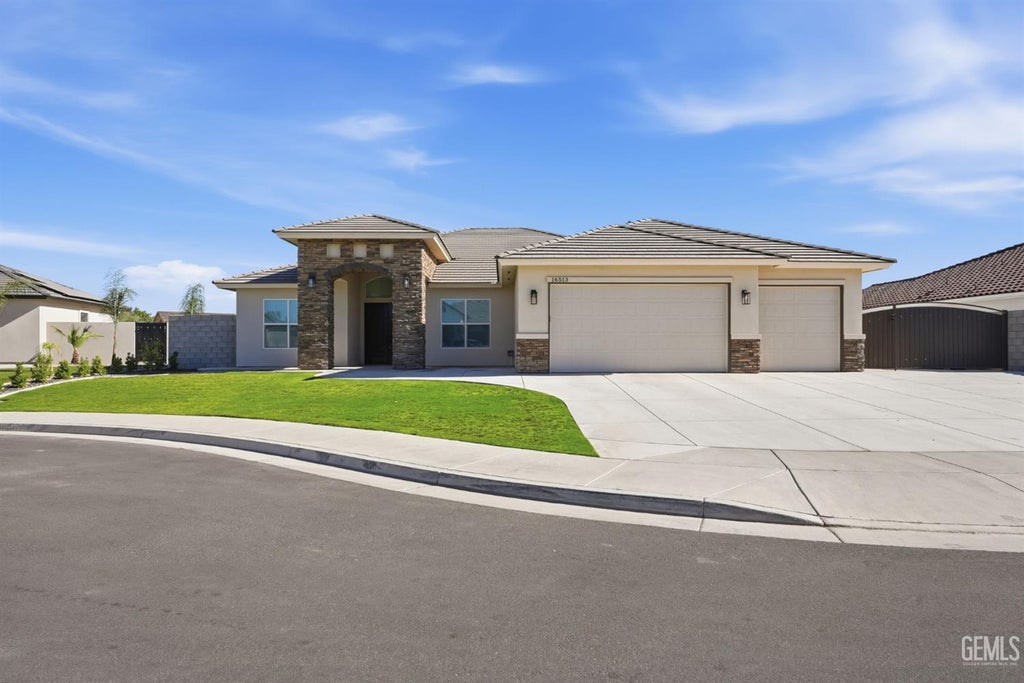 Photo of 16513 Starview Court, Bakersfield, CA 93314 (MLS # 202608302)