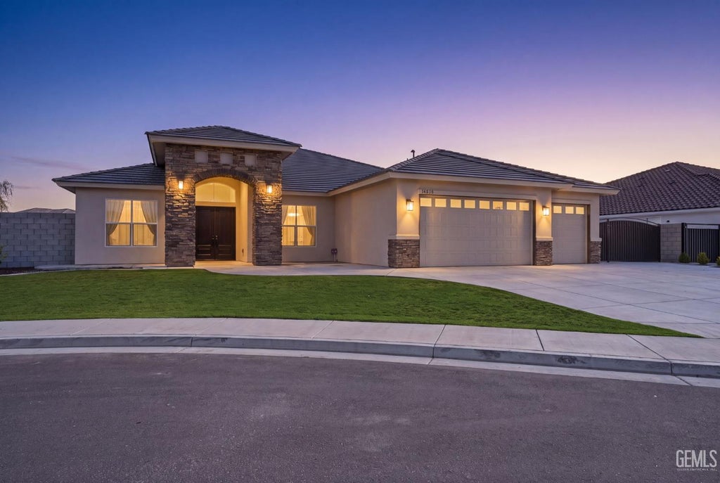 Photo of 16513 Starview Court, Bakersfield, CA 93314 (MLS # 202608302)