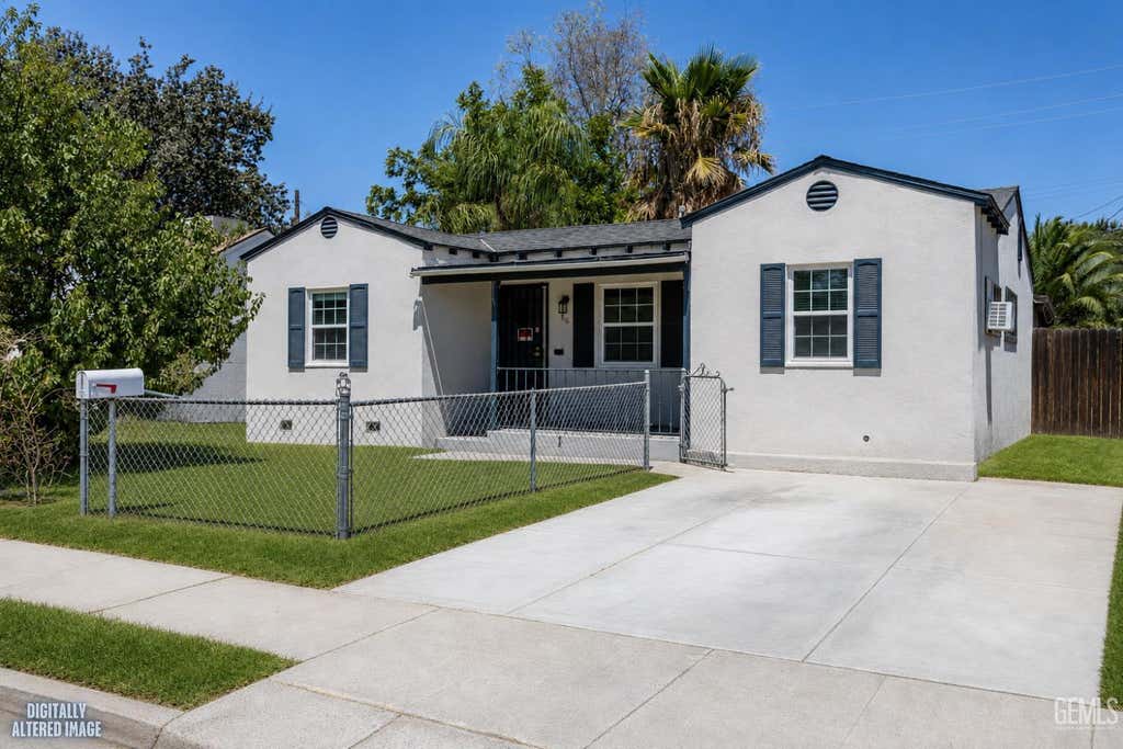 Photo of 818 Washington Avenue, Bakersfield, CA 93308 (MLS # 202608440)