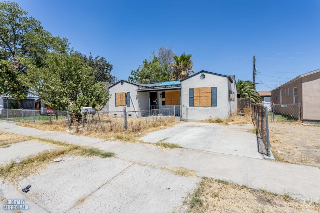 Photo of 818 Washington Avenue, Bakersfield, CA 93308 (MLS # 202608440)