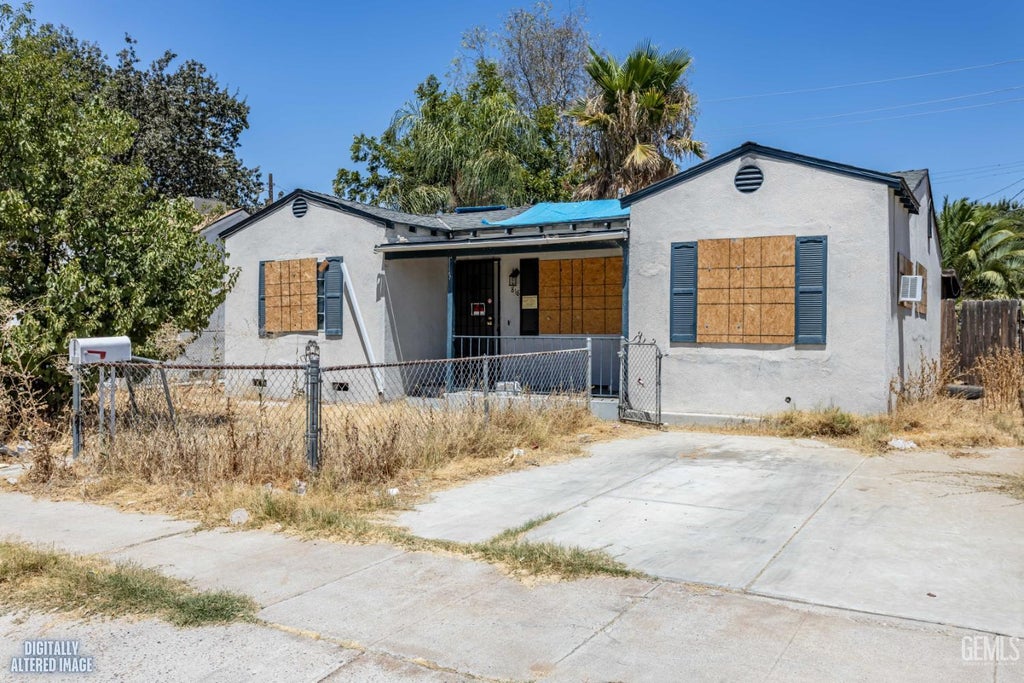 Photo of 818 Washington Avenue, Bakersfield, CA 93308 (MLS # 202608440)