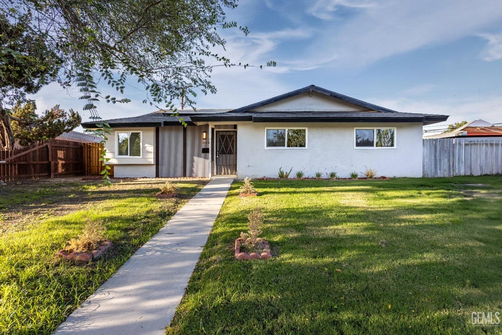 Photo of 1112 San Vicente Drive, Bakersfield, CA 93307 (MLS # 202610093)