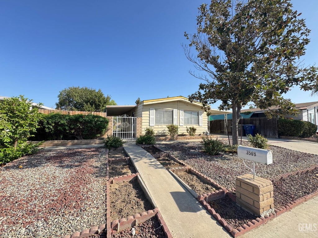 Photo of 3508 Biltmore Lane LN, Bakersfield, CA 93313 (MLS # 202610068)