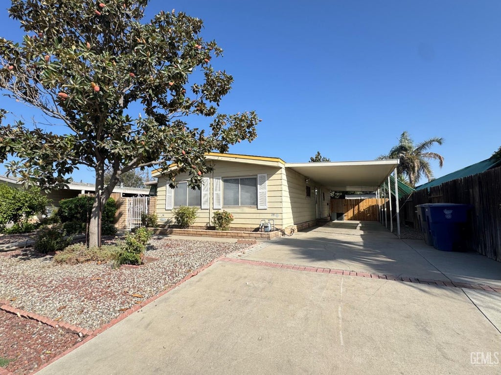 Photo of 3508 Biltmore Lane LN, Bakersfield, CA 93313 (MLS # 202610068)