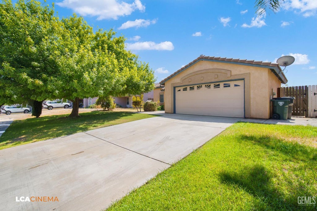 Photo of 921 Olson Avenue, Bakersfield, CA 93307 (MLS # 202609534)