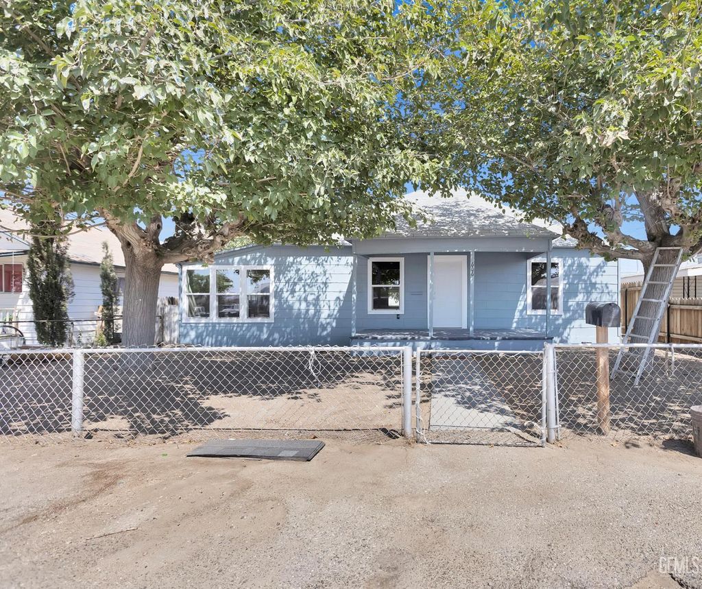 Photo of 606 Buchanan Street, Taft, CA 93268 (MLS # 202510610)