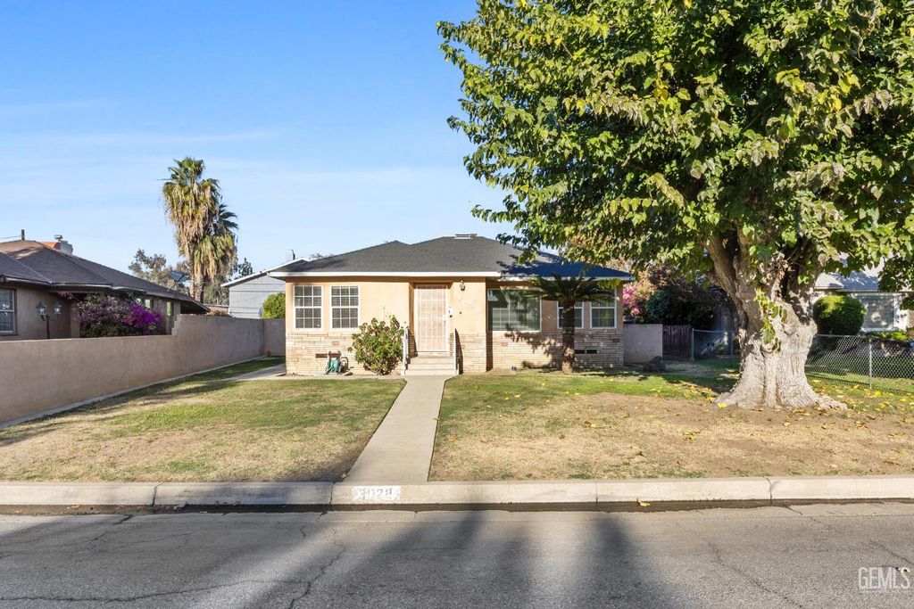 Photo of 3028 Spruce Street, Bakersfield, CA 93301 (MLS # 202513155)