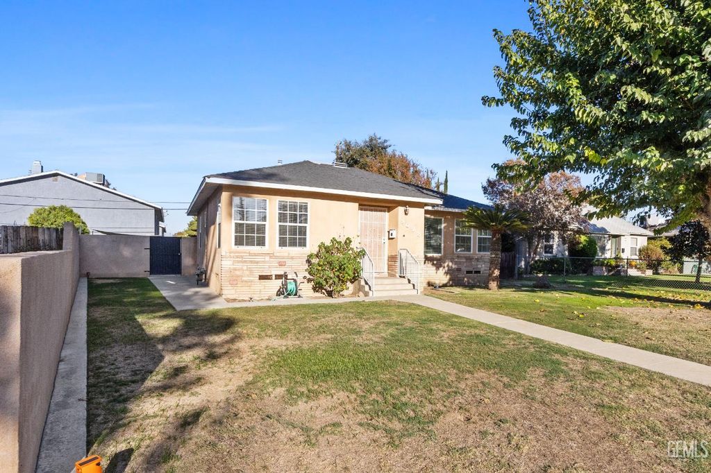 Photo of 3028 Spruce Street, Bakersfield, CA 93301 (MLS # 202513155)