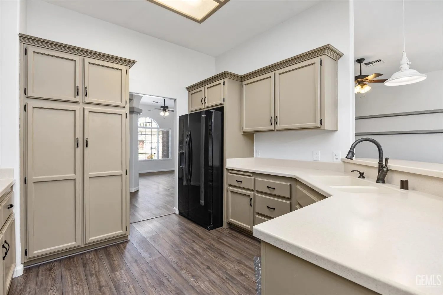 Bakersfield, California 93312, United States, 4 Bedrooms Bedrooms, ,2 BathroomsBathrooms,Residential,Active,212091