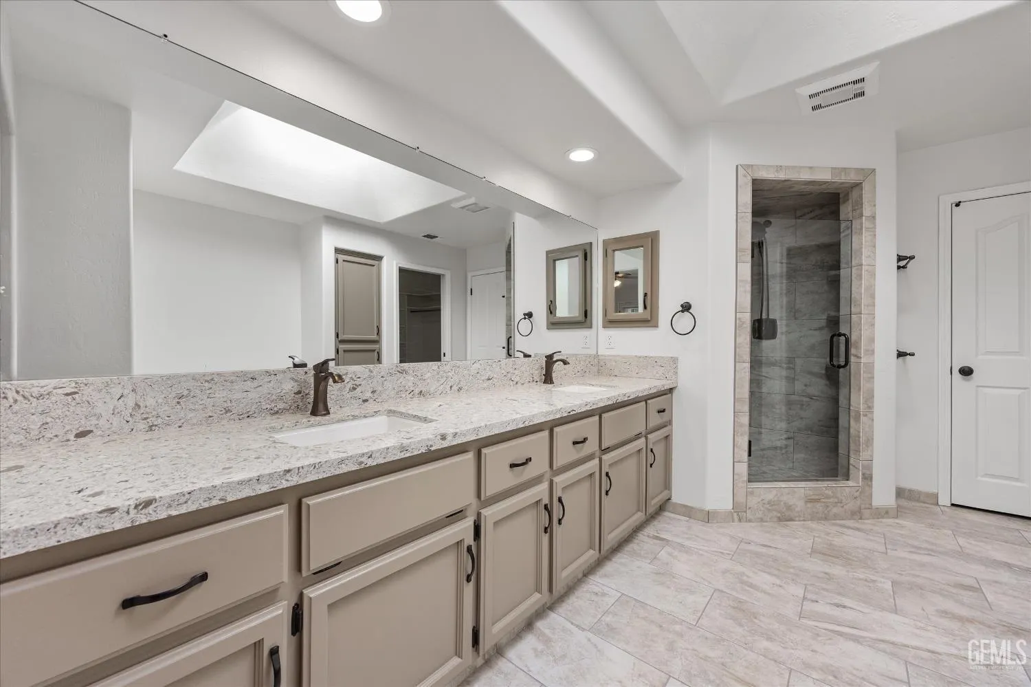 Bakersfield, California 93312, United States, 4 Bedrooms Bedrooms, ,2 BathroomsBathrooms,Residential,Active,212091