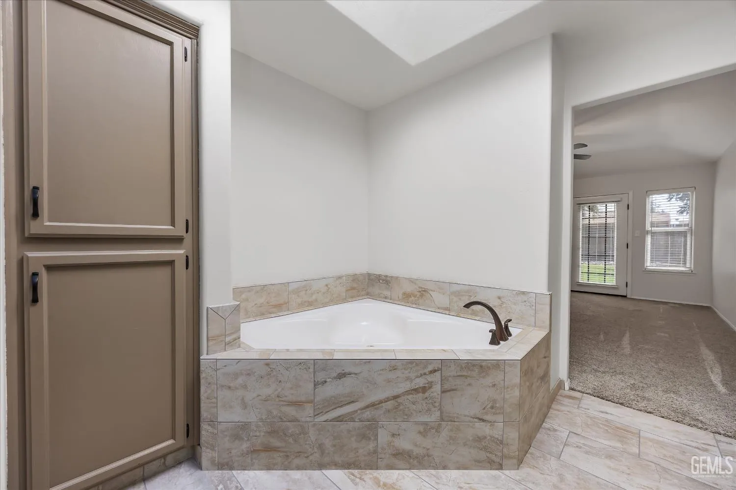 Bakersfield, California 93312, United States, 4 Bedrooms Bedrooms, ,2 BathroomsBathrooms,Residential,Active,212091