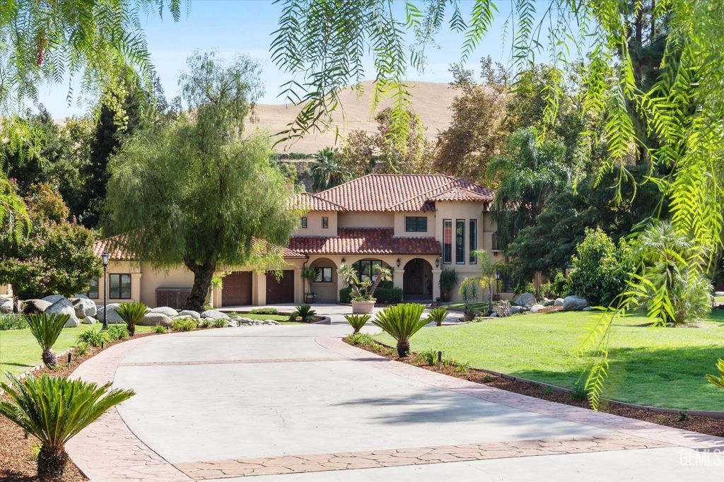 Photo of 14025 Yokuts Lane, Bakersfield, CA 93306 (MLS # 202511197)