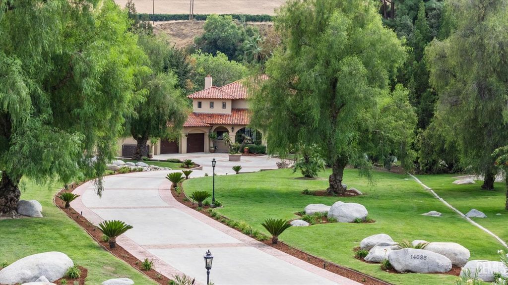 Photo of 14025 Yokuts Lane, Bakersfield, CA 93306 (MLS # 202511197)