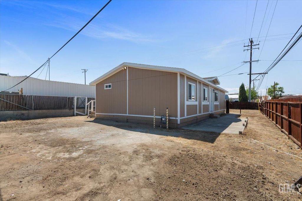 Photo of 108 2nd Street, Taft, CA 93268 (MLS # 202604072)