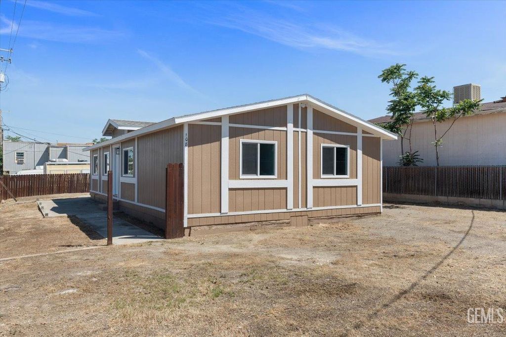 Photo of 108 2nd Street, Taft, CA 93268 (MLS # 202604072)