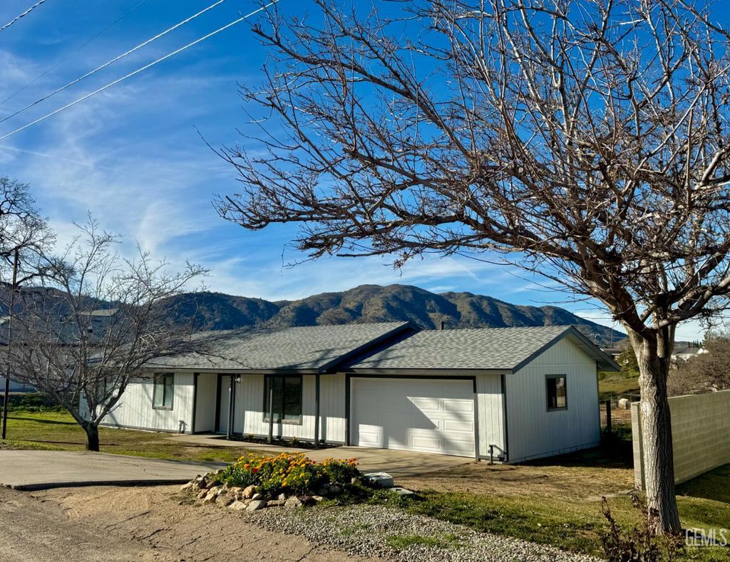 Photo of 19609 Rose Avenue, Tehachapi, CA 93561 (MLS # 202600508)