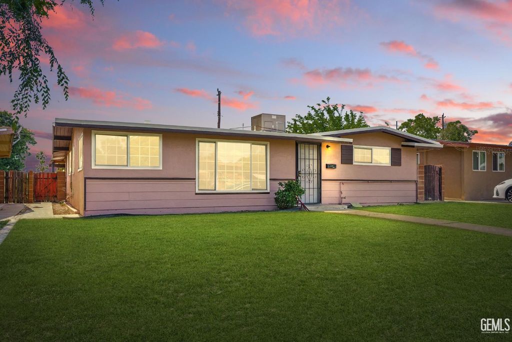 Photo of 2804 Haley Street, Bakersfield, CA 93305 (MLS # 202511225)