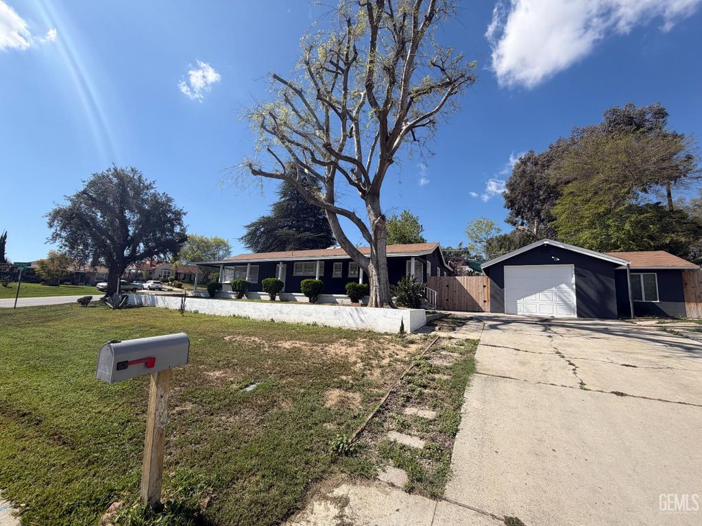 Photo of 2800 Skyline Blvd Blvd, Bakersfield, CA 93305 (MLS # 202602375)