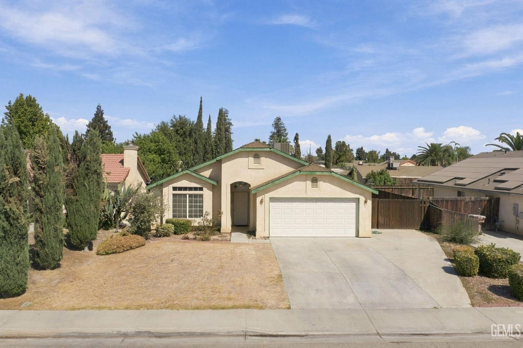 Photo of 4500 Kaytlain Avenue, Bakersfield, CA 93313 (MLS # 202609989)
