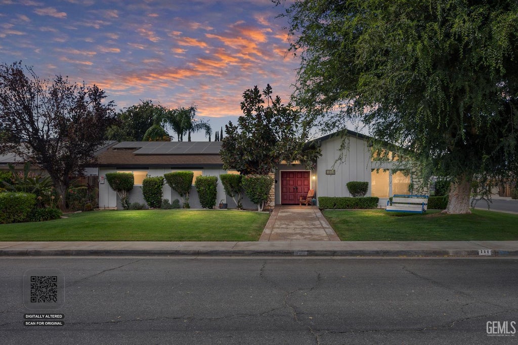 Photo of 605 Hewlett Street, Bakersfield, CA 93309 (MLS # 202609896)