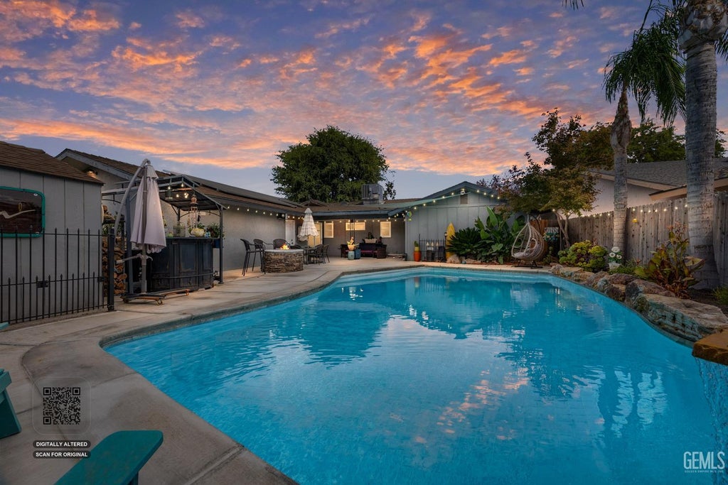 Photo of 605 Hewlett Street, Bakersfield, CA 93309 (MLS # 202609896)