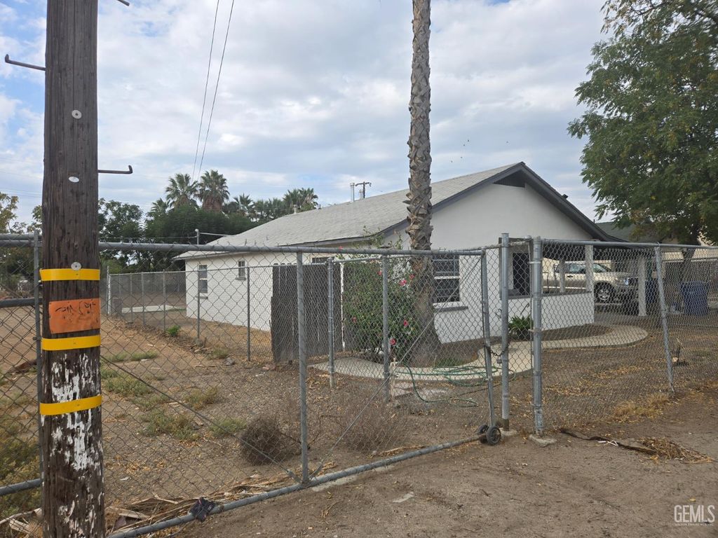 Photo of 3721 Edison Highway, Bakersfield, CA 93307 (MLS # 202511369)