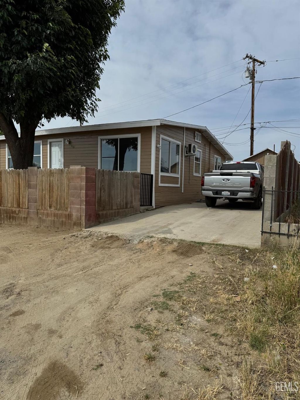 Photo of 119 Rose Avenue, Taft, CA 93268 (MLS # 202604083)