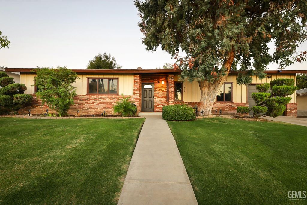 Photo of 3613 Fleetwood Way, Bakersfield, CA 93306 (MLS # 202511271)