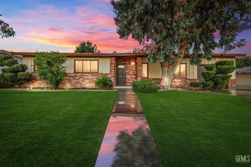 Photo of 3613 Fleetwood Way, Bakersfield, CA 93306 (MLS # 202511271)