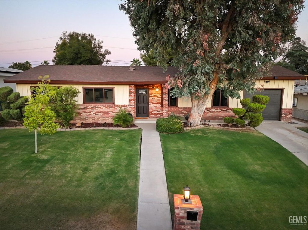 Photo of 3613 Fleetwood Way, Bakersfield, CA 93306 (MLS # 202511271)
