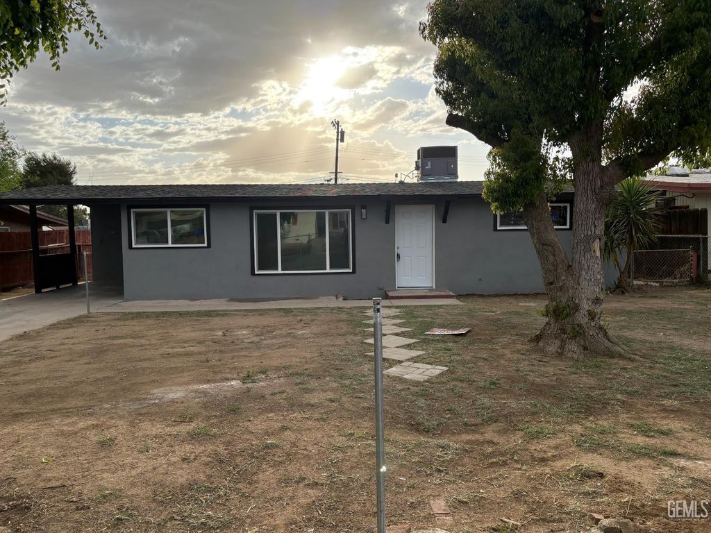 Photo of 714 Greenwood Drive, Bakersfield, CA 93306 (MLS # 202603876)