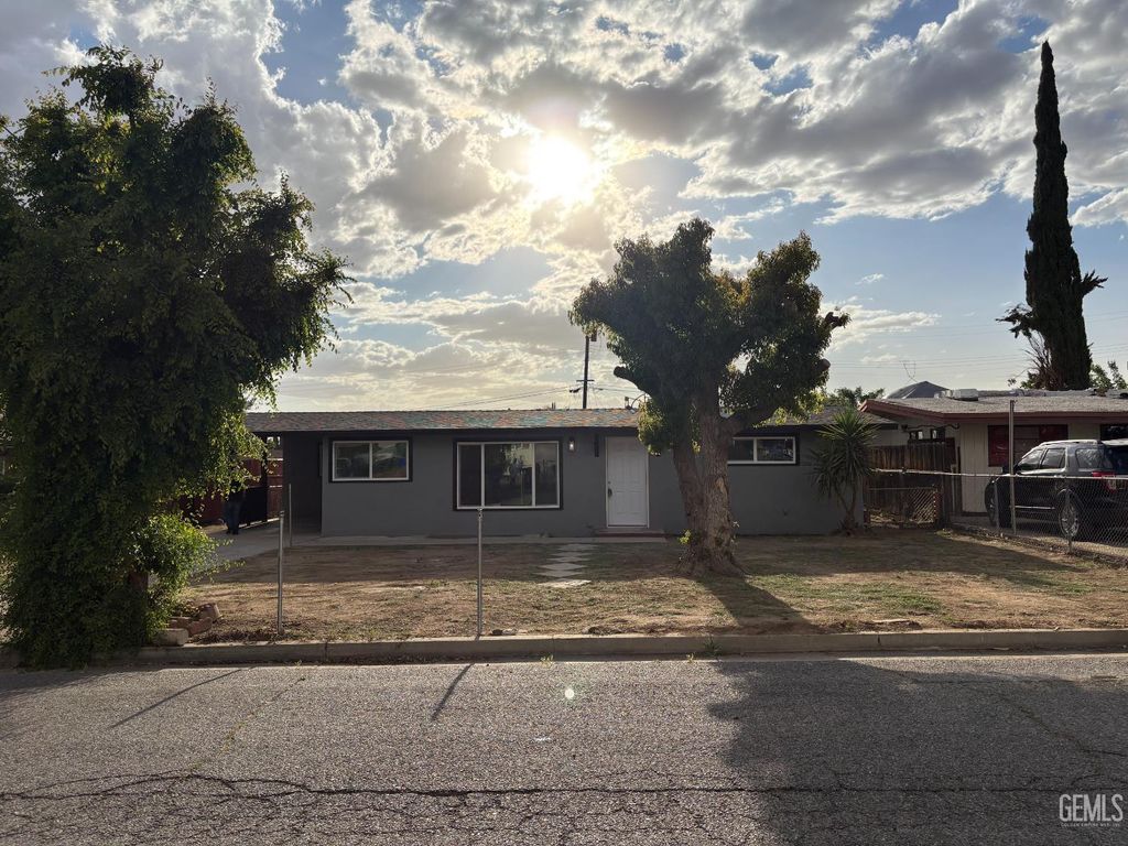 Photo of 714 Greenwood Drive, Bakersfield, CA 93306 (MLS # 202603876)