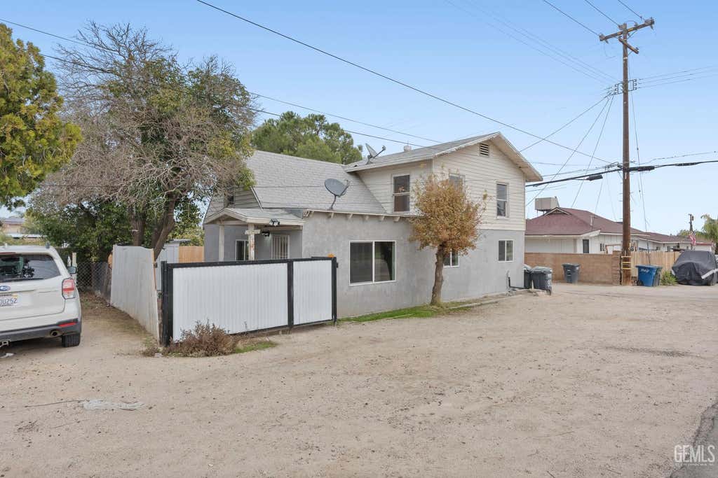 Photo of 300 Buchanan Street, Taft, CA 93268 (MLS # 202605711)