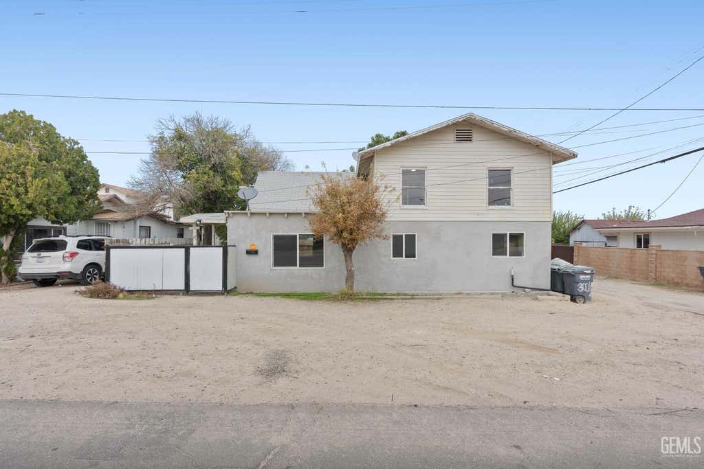 Photo of 300 Buchanan Street, Taft, CA 93268 (MLS # 202605711)