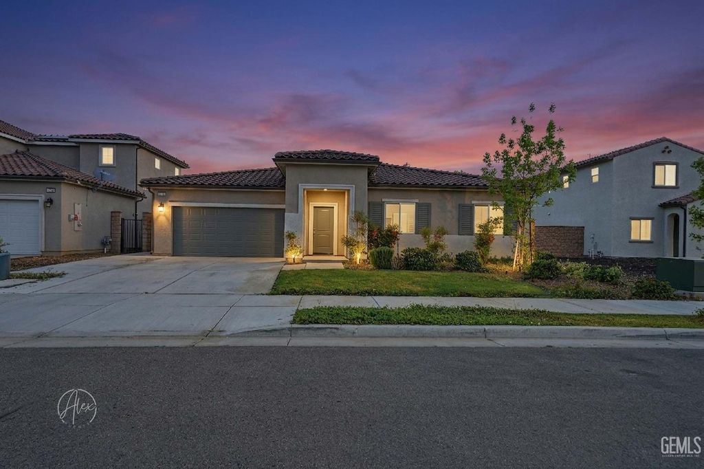 Photo of 10812 Asunsion Place, Bakersfield, CA 93306 (MLS # 202603587)