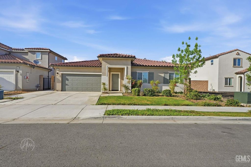 Photo of 10812 Asunsion Place, Bakersfield, CA 93306 (MLS # 202603587)