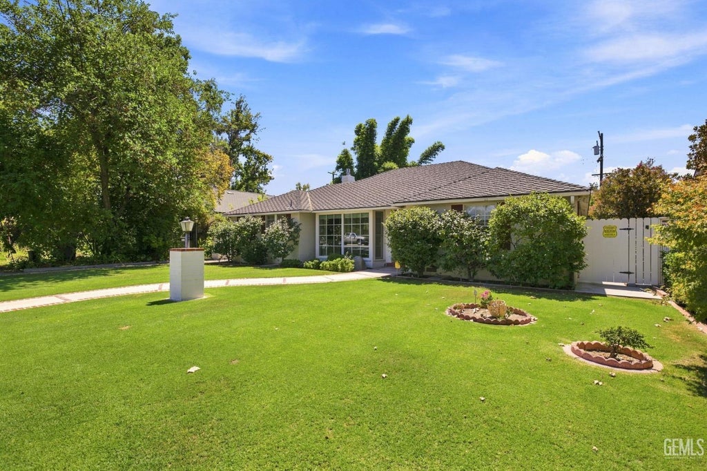 Photo of 2811 20th Street, Bakersfield, CA 93301 (MLS # 202609629)